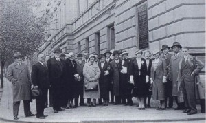 Slánští ochotníci s hosty z Tábora v roce 1934